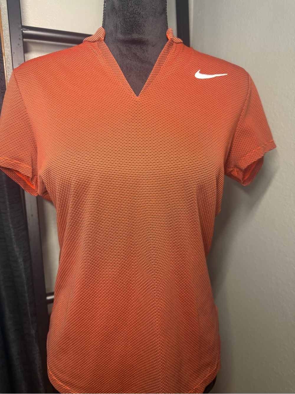 Nike Women’s Red/Black V-Neck Short Sleeve Performance Golf Tee M